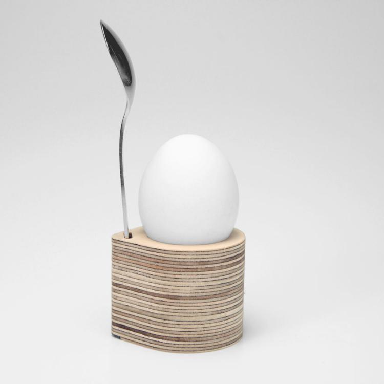 Einzelbecher mit normalgroßem Eierlöffel, seitlich