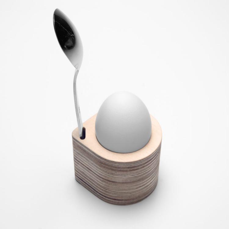 Einzelbecher mit Zwerghuhnei und kleinem Löffel